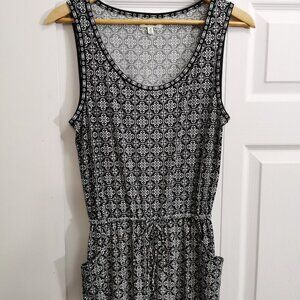 MAX STUDIO  Black White Print Sleeveless Size: M (Medium)